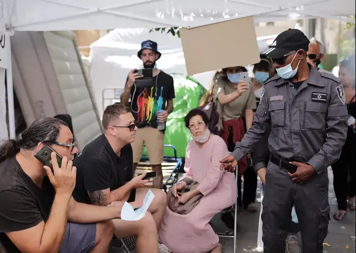 הבעלים של הבארבי שאול מזרחי קיבל דוח מול בית ראש הממשלה נתניהו בבלפור ירושלים (יח"צ , אריאל עפרון) הבעלים של הבארבי שאול מזרחי קיבל דוח מול בית ראש הממשלה נתניהו בבלפור ירושלים (יח"צ , אריאל עפרון)