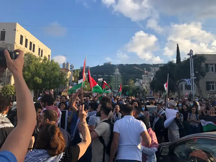 מאות מפגינים במושבה הגרמנית בחיפה במחאה על הריגת איאד אל חלאק בירושלים. 02 ביוני 2020 (אתר רשמי) מאות מפגינים במושבה הגרמנית בחיפה במחאה על הריגת איאד אל חלאק בירושלים. 02 ביוני 2020 (אתר רשמי)