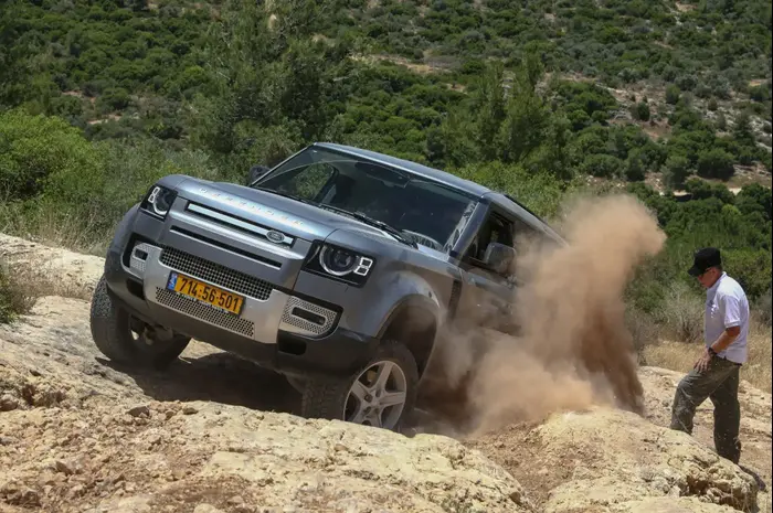 לנד רובר דיפנדר: נהיגה ראשונה (יח"צ , רונן טופלברג) לנד רובר דיפנדר: נהיגה ראשונה (יח"צ , רונן טופלברג)
