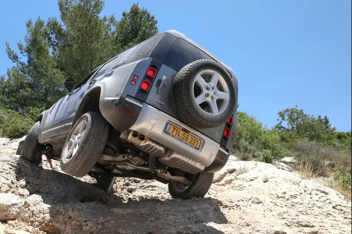לנד רובר דיפנדר: נהיגה ראשונה (יח"צ , רונן טופלברג) לנד רובר דיפנדר: נהיגה ראשונה (יח"צ , רונן טופלברג)