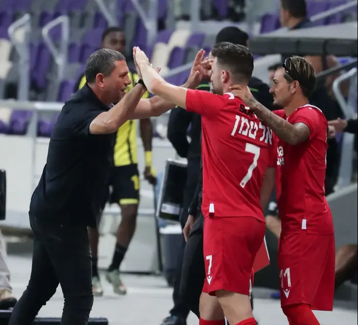 מאמן הפועל תל אביב ניר קלינגר חוגג עם עומרי אלטמן, מאור בוזגלו (דני מרון) מאמן הפועל תל אביב ניר קלינגר חוגג עם עומרי אלטמן, מאור בוזגלו (דני מרון)
