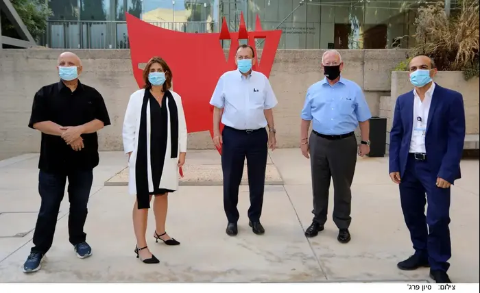 חוגגים עם גף קונס רוני גמזו חיים סאמט רון חולדאי טניה כהן עוזיאלי אביגדור יצחקי (יח"צ , סיון פרג) חוגגים עם גף קונס רוני גמזו חיים סאמט רון חולדאי טניה כהן עוזיאלי אביגדור יצחקי (יח"צ , סיון פרג)
