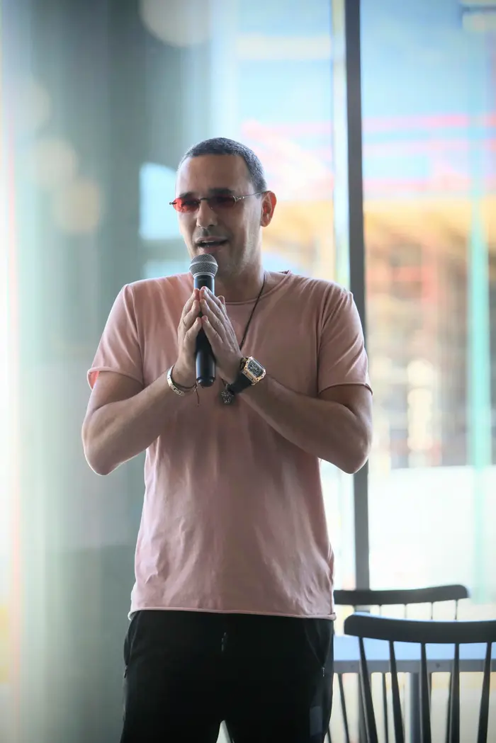 שוברים שגרה רוברט אנטוקול (יח"צ , אפי שמייח) שוברים שגרה רוברט אנטוקול (יח"צ , אפי שמייח)