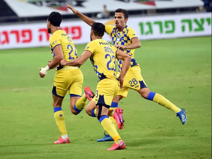 אנדרה ז'ראלדש שחקן מכבי תל אביב עם אייל גולסה, יונתן כהן (ברני ארדוב) אנדרה ז'ראלדש שחקן מכבי תל אביב עם אייל גולסה, יונתן כהן (ברני ארדוב)
