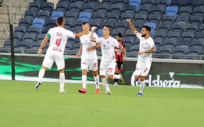 ז'וזואה שחקן הפועל באר שבע חוגג עם חבריו (אדריאן הרבשטיין) ז'וזואה שחקן הפועל באר שבע חוגג עם חבריו (אדריאן הרבשטיין)
