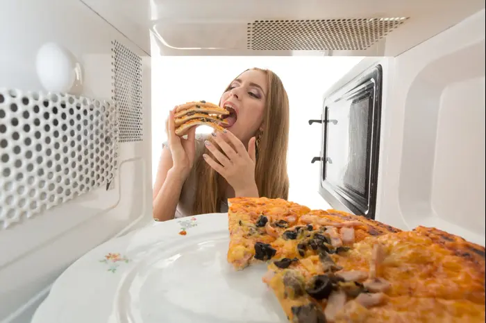 חימום פיצה במיקרוגל (ShutterStock) חימום פיצה במיקרוגל (ShutterStock)