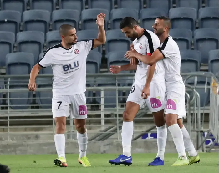 שחקן הפועל נוף הגליל ליעד אלמליח חוגג עם ים כהן (דני מרון) שחקן הפועל נוף הגליל ליעד אלמליח חוגג עם ים כהן (דני מרון)