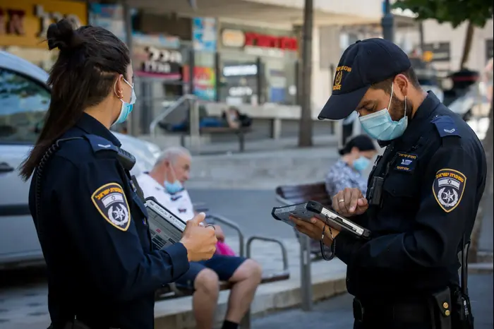 אכיפת תקנות החירום ביפו 23 ביוני 2020 (פלאש 90 , נתי שוחט, פלאש 90) אכיפת תקנות החירום ביפו 23 ביוני 2020 (פלאש 90 , נתי שוחט, פלאש 90)