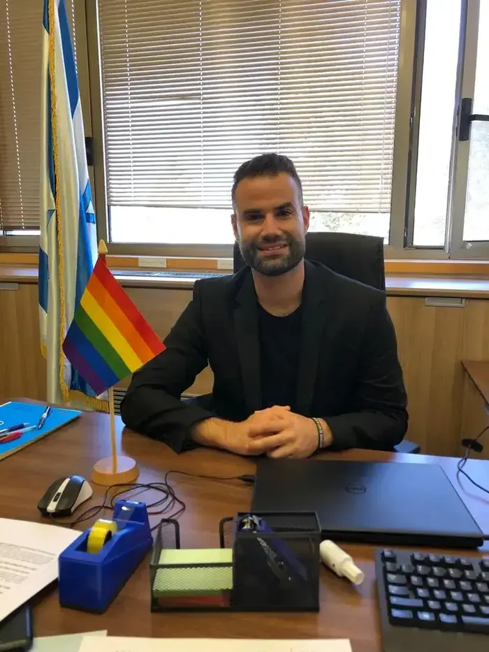 דגל גאווה בלשכת יוראי להב-הרצנו (עיבוד תמונה , יח"צ) דגל גאווה בלשכת יוראי להב-הרצנו (עיבוד תמונה , יח"צ)