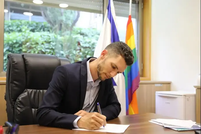 דגל גאווה בלשכתו של עידן רול (עיבוד תמונה , יח"צ) דגל גאווה בלשכתו של עידן רול (עיבוד תמונה , יח"צ)
