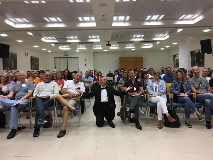 עוז מנחה את אחת הסדנאות שלו להתנהלות כלכלית והשקעות (יח"צ) עוז מנחה את אחת הסדנאות שלו להתנהלות כלכלית והשקעות (יח"צ)
