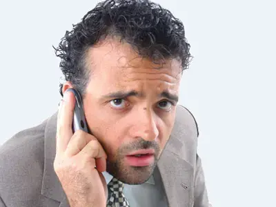 בחור מודאג מדבר בסלולרי (ShutterStock) בחור מודאג מדבר בסלולרי (ShutterStock)
