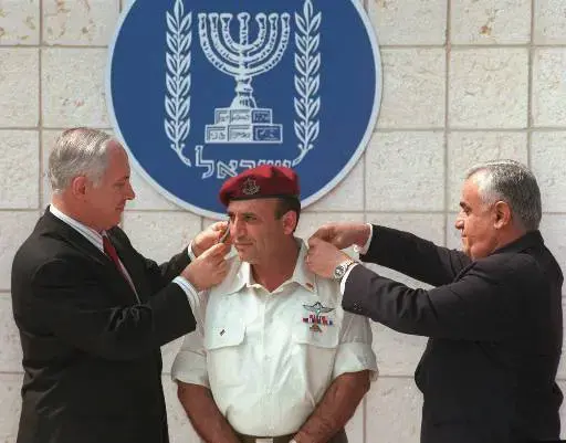 מינוי שאול מופז לרמטכ"ל 9 ביולי 1998 (AP , Jacqueline Larma) מינוי שאול מופז לרמטכ"ל 9 ביולי 1998 (AP , Jacqueline Larma)