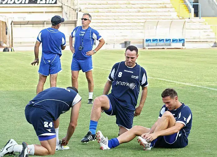 מגן עירוני קרית שמונה ברק בכר יושב ולצידו גיא צרפתי (יותם רונן) מגן עירוני קרית שמונה ברק בכר יושב ולצידו גיא צרפתי (יותם רונן)