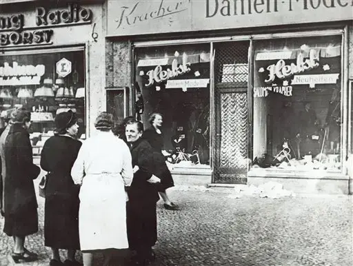 ליל הבדולח בשנת 1938 בגרמניה (AP) ליל הבדולח בשנת 1938 בגרמניה (AP)