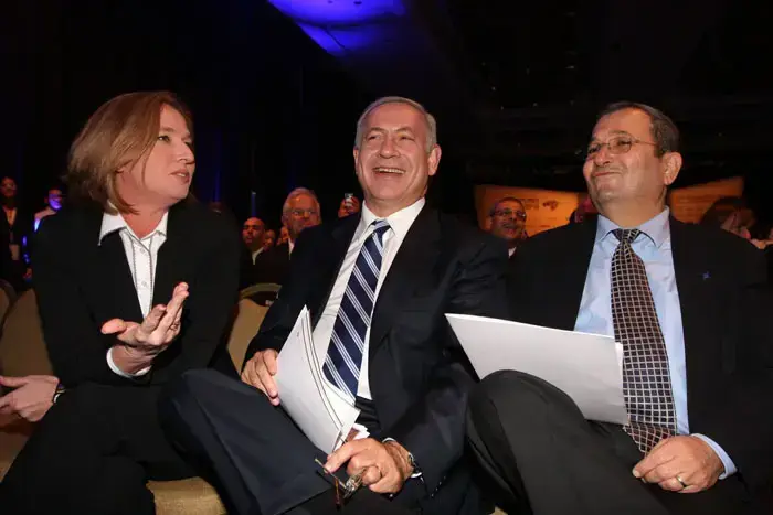 אהוד ברק בנימין נתניהו וציפי לבני בוועידת ישראל לעסקים 2008 (ניר לנדאו, מערכת וואלה! , ניר לנדאו) אהוד ברק בנימין נתניהו וציפי לבני בוועידת ישראל לעסקים 2008 (ניר לנדאו, מערכת וואלה! , ניר לנדאו)