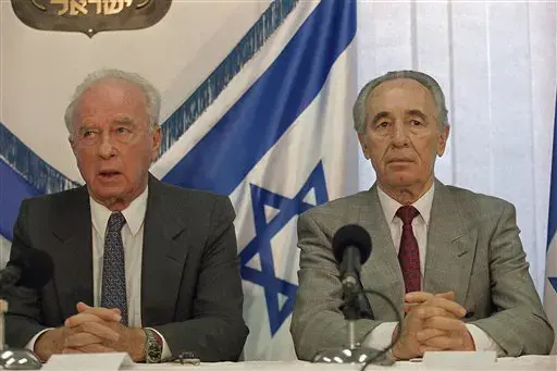 שר החוץ שמעון פרס וראש הממשלה יצחק רבין (AP , Jerome Delay) שר החוץ שמעון פרס וראש הממשלה יצחק רבין (AP , Jerome Delay)