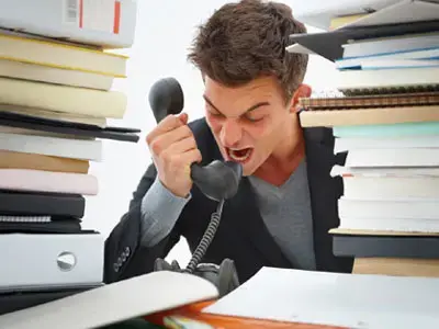 סטודנט עצבני בטלפון (ShutterStock) סטודנט עצבני בטלפון (ShutterStock)