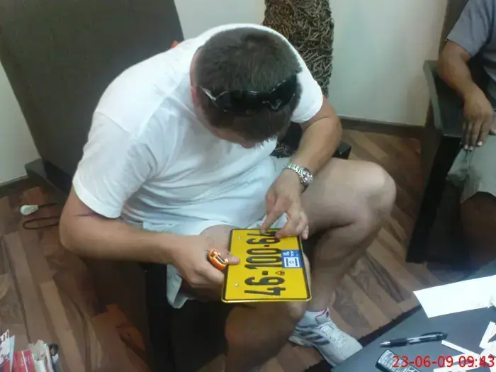 תפיסת אדם שעסק בהסתרת לוחית רישוי (חטיבת דובר המשטרה) תפיסת אדם שעסק בהסתרת לוחית רישוי (חטיבת דובר המשטרה)