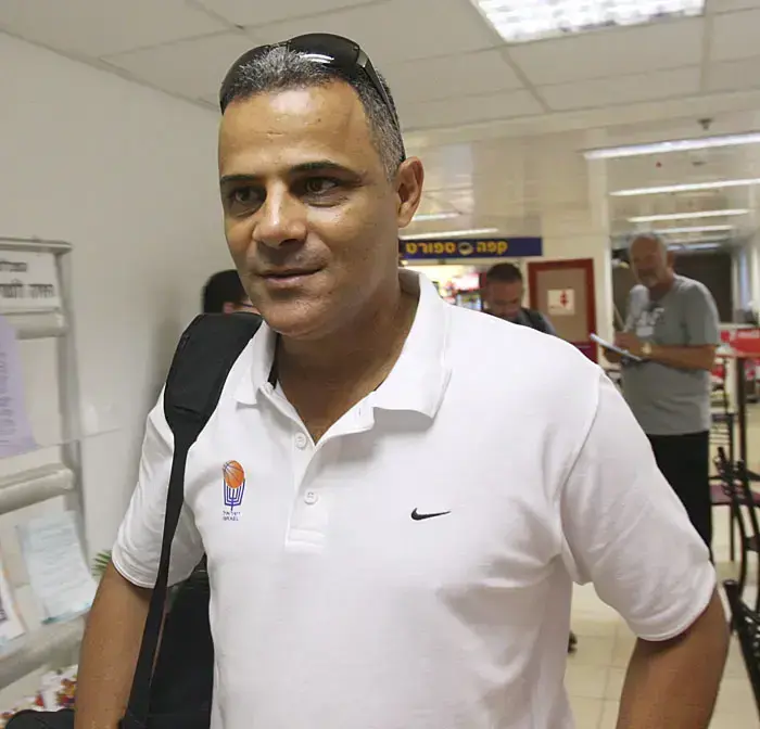 עוזר מאמן נבחרת ישראל רוני בוסאני (יותם רונן) עוזר מאמן נבחרת ישראל רוני בוסאני (יותם רונן)