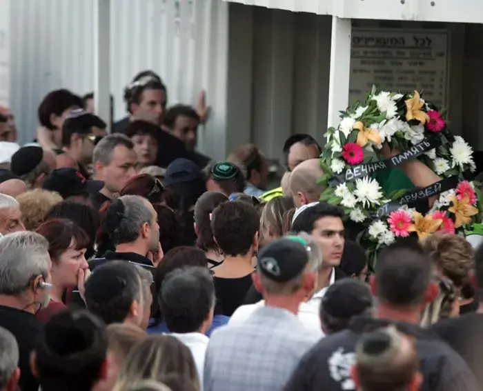 משפחת אושרנקו הובאה למנוחות בבית העלמין בראשון לציון אוקטובר 2009 (אורי לנץ) משפחת אושרנקו הובאה למנוחות בבית העלמין בראשון לציון אוקטובר 2009 (אורי לנץ)