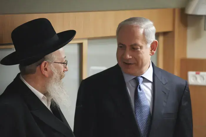 בנימין נתניהו ויעקב ליצמן מבקרים במבצע חיסונים נגד שפעת החזירים באיכילוב נובמבר 2009 (יותם רונן) בנימין נתניהו ויעקב ליצמן מבקרים במבצע חיסונים נגד שפעת החזירים באיכילוב נובמבר 2009 (יותם רונן)
