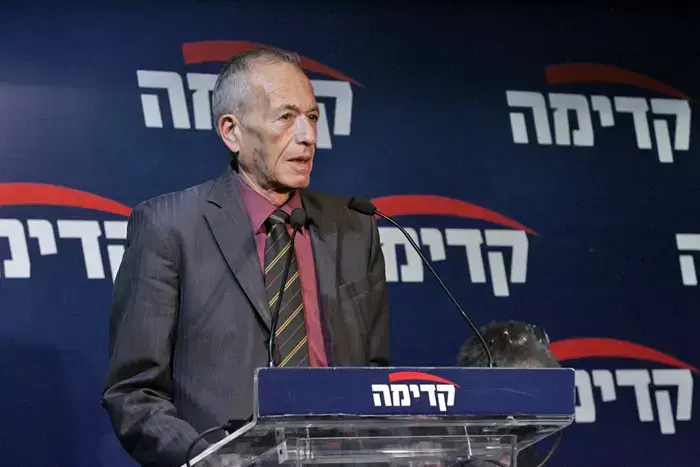 גדעון עזרא בכנס ראשי קדימה דצמבר 2009 (אורי לנץ) גדעון עזרא בכנס ראשי קדימה דצמבר 2009 (אורי לנץ)