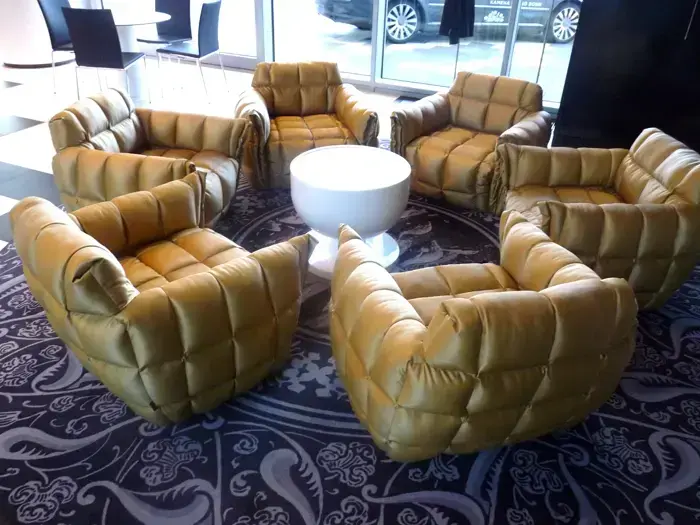 כורסאות של אריק בן שמחון במלון Grand Bonn Hotel שעיצב מרסל וונדרס (יח"צ) כורסאות של אריק בן שמחון במלון Grand Bonn Hotel שעיצב מרסל וונדרס (יח"צ)
