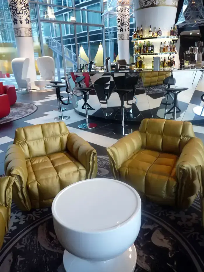 כורסאות של אריק בן שמחון במלון Grand Bonn Hotel שעיצב מרסל וונדרס (יח"צ) כורסאות של אריק בן שמחון במלון Grand Bonn Hotel שעיצב מרסל וונדרס (יח"צ)