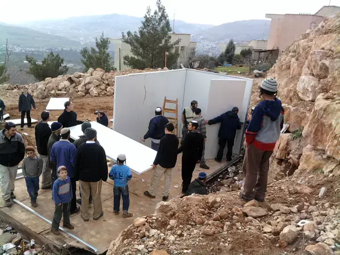 הקמת מבנה באלון מורה שבשומרון כתשובה להריסת מבנה קודם על ידי כוחות הביטחון- ינואר 2010 (יח"צ , - דוידי בן ציון\ ועד מתיישבי שומרון) הקמת מבנה באלון מורה שבשומרון כתשובה להריסת מבנה קודם על ידי כוחות הביטחון- ינואר 2010 (יח"צ , - דוידי בן ציון\ ועד מתיישבי שומרון)