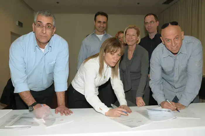 חתימה על הארכת זיכיון ערוץ 10 יוסי ורשבסקי, דבורה קימחי, נורית דאבוש, מנשה סמירה (יח"צ) חתימה על הארכת זיכיון ערוץ 10 יוסי ורשבסקי, דבורה קימחי, נורית דאבוש, מנשה סמירה (יח"צ)