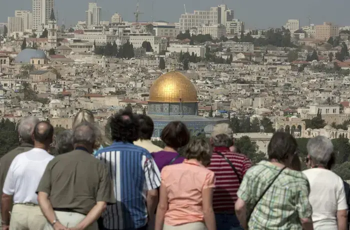 תיירים בהר הזיתים צופים על העיר העתיקה (רויטרס) תיירים בהר הזיתים צופים על העיר העתיקה (רויטרס)