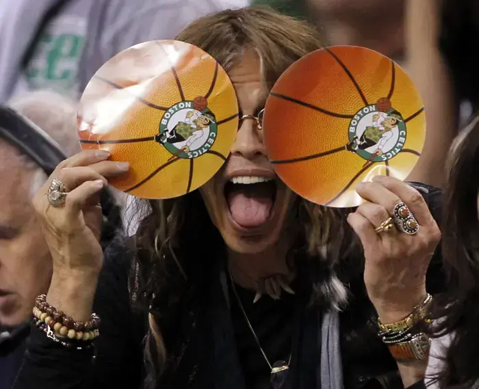 סטיבן טיילר סולן להקת אירוסמית' במשחק NBA (רויטרס) סטיבן טיילר סולן להקת אירוסמית' במשחק NBA (רויטרס)