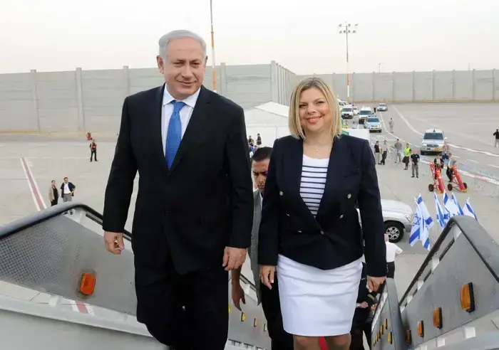 ראש הממשלה בנימין נתניהו ורעייתו שרה עולים על מטוס בדרכם לפריז- מאי 2010 (לשכת העיתונות הממשלתית , אבי אוחיון) ראש הממשלה בנימין נתניהו ורעייתו שרה עולים על מטוס בדרכם לפריז- מאי 2010 (לשכת העיתונות הממשלתית , אבי אוחיון)