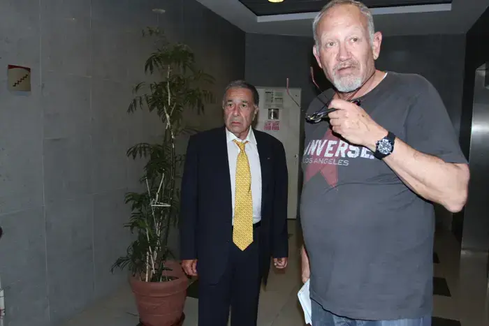 שמעון מזרחי יושב ראש מכבי תל אביב עם רפאל נאה כתב ידיעות אחרונות (מערכת וואלה! NEWS , קובי אליהו) שמעון מזרחי יושב ראש מכבי תל אביב עם רפאל נאה כתב ידיעות אחרונות (מערכת וואלה! NEWS , קובי אליהו)