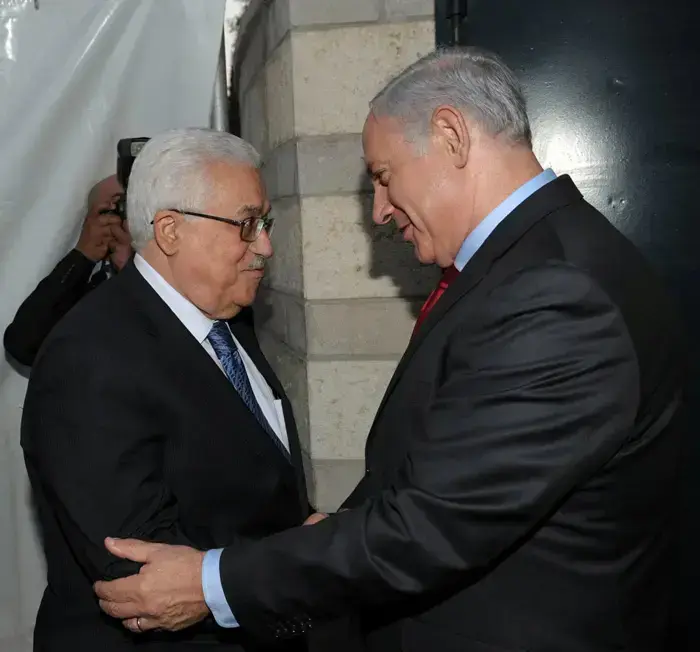 ראש הממשלה בנימין נתניהו מקבל את פניו של יו"ר הרשות הפלסטינית אבו מאזן במעונו בירושלים ספטמבר 2010 (לשכת העיתונות הממשלתית , עמוס בן גרשום) ראש הממשלה בנימין נתניהו מקבל את פניו של יו"ר הרשות הפלסטינית אבו מאזן במעונו בירושלים ספטמבר 2010 (לשכת העיתונות הממשלתית , עמוס בן גרשום)