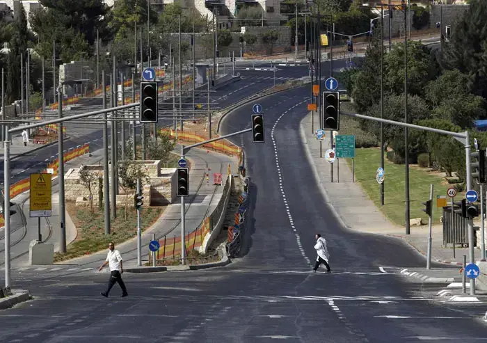 כבישי ירושלים ריקים מכלי רכב ביום כיפור 2010 (רויטרס) כבישי ירושלים ריקים מכלי רכב ביום כיפור 2010 (רויטרס)
