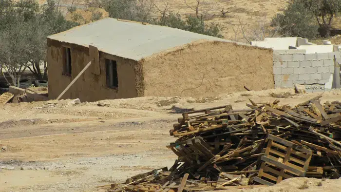 בית ביישוב הבדואי קסר ק-סיר שנבנה בבנייה אקולוגית מבוץ וקש (יח"צ , ניר יהב)
