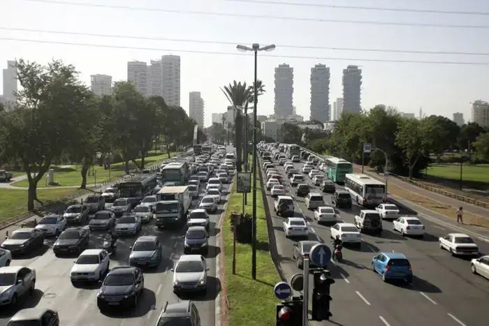 צינור מים שהתפוצץ בשדרות רוקח בתל אביב גרם לחסימת הכביש וליצירת עומסי תנועה כבדים, נובמבר 2010 (אורי לנץ) צינור מים שהתפוצץ בשדרות רוקח בתל אביב גרם לחסימת הכביש וליצירת עומסי תנועה כבדים, נובמבר 2010 (אורי לנץ)