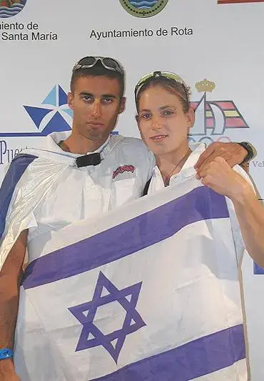 גל פרידמן יחד עם לי קורזיץ לאחר זכיה בתואר אליפות העולם שייט (אלין סיפמן) (מערכת וואלה! NEWS) גל פרידמן יחד עם לי קורזיץ לאחר זכיה בתואר אליפות העולם שייט (אלין סיפמן) (מערכת וואלה! NEWS)