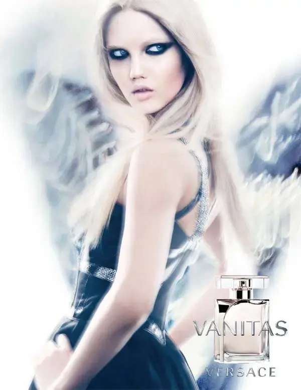 לינדסי וויקסון במודעת קמפיין ורסצ'ה לבושם Vanitas (סריקה , Craig McDean)