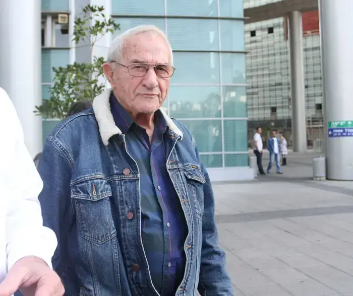 שייע גלזר מבקר את אבי כהן (קובי אליהו) שייע גלזר מבקר את אבי כהן (קובי אליהו)