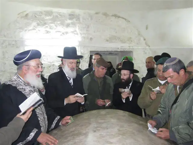 הרבנים הראשיים יונה מצגר ושלמה עמאר, עם הרמטכ"ל גבי אשכנזי ורב הכותל ומקומות הקדושים, הרב שמואל רבינוביץ' בטקס לציון השלמת השיפוץ בקבר רחל בשכם, ינואר 2011 (יח"צ) הרבנים הראשיים יונה מצגר ושלמה עמאר, עם הרמטכ"ל גבי אשכנזי ורב הכותל ומקומות הקדושים, הרב שמואל רבינוביץ' בטקס לציון השלמת השיפוץ בקבר רחל בשכם, ינואר 2011 (יח"צ)