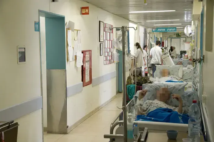 עומס במסדרונות בית החולים איכילוב בעקבות עיצומי האחיות, ינואר 2011 (נמרוד סונדרס) עומס במסדרונות בית החולים איכילוב בעקבות עיצומי האחיות, ינואר 2011 (נמרוד סונדרס)