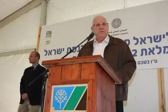 יו"ר הכנסת, ראובן ריבלין, בטקס נטיעת עצים לכבוד ט"ו בשבט, יער עין חיק, עוספיא, ינואר 2011 (אדריאן הרבשטיין) יו"ר הכנסת, ראובן ריבלין, בטקס נטיעת עצים לכבוד ט"ו בשבט, יער עין חיק, עוספיא, ינואר 2011 (אדריאן הרבשטיין)