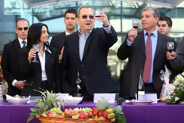 אהוד ברק, שלום שמחון ואורית נוקד בטקס חילופי שרים במשרד החקלאות, ינואר 2011 (יח"צ) אהוד ברק, שלום שמחון ואורית נוקד בטקס חילופי שרים במשרד החקלאות, ינואר 2011 (יח"צ)
