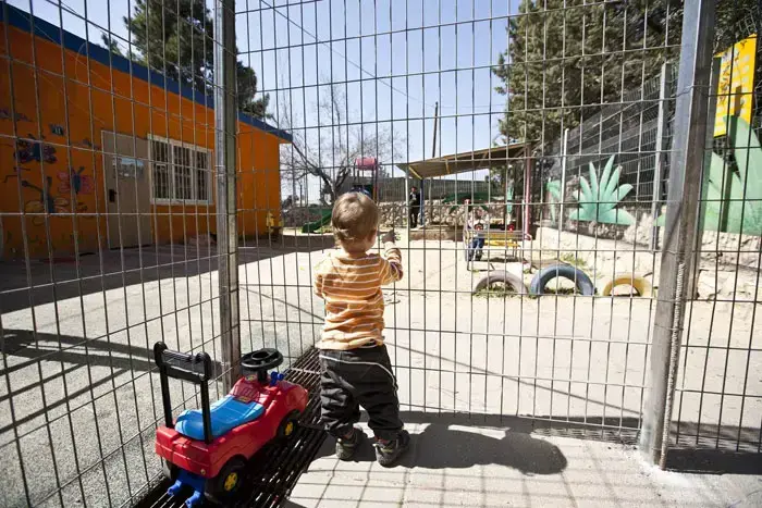 גדר הפרדה בין גן ילדים חרדי לגן ילדים חילוני בירושלים (מגד גוזני) גדר הפרדה בין גן ילדים חרדי לגן ילדים חילוני בירושלים (מגד גוזני)