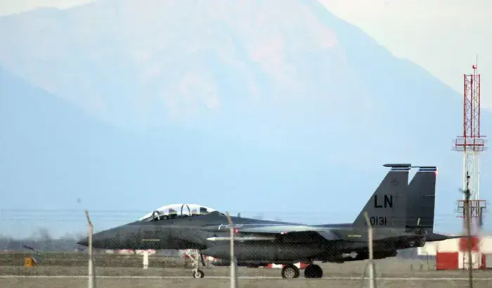מטוס קרב אמריקאי מדגם F-15 Eagle עומד להמריא מבסיס נאט"ו באיטליה בדרכו ללוב, 22 במרץ 2011 (רויטרס) מטוס קרב אמריקאי מדגם F-15 Eagle עומד להמריא מבסיס נאט"ו באיטליה בדרכו ללוב, 22 במרץ 2011 (רויטרס)