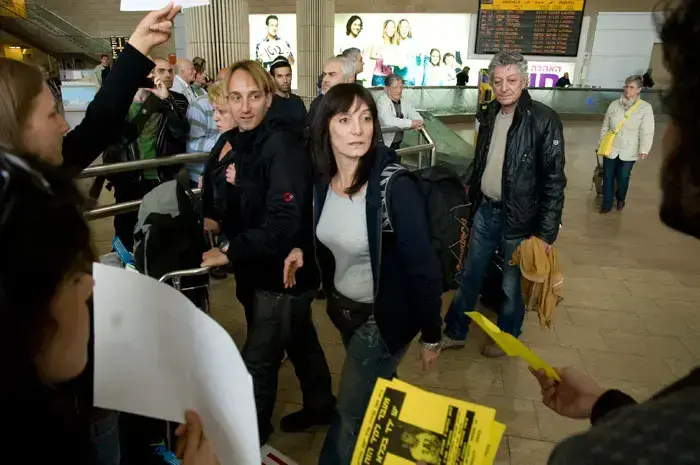 ארגוני זכויות אדם מוחים כנגד גירוש עובדים זרים בנתב"ג, מרץ 2011 (נמרוד סונדרס) ארגוני זכויות אדם מוחים כנגד גירוש עובדים זרים בנתב"ג, מרץ 2011 (נמרוד סונדרס)