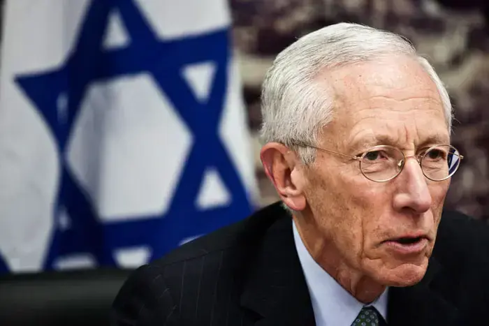 נגיד בנק ישראל, סטנלי פישר בהגשת דוח בנק ישראל השנתי לשר האוצר, מרץ 2011 (מגד גוזני) נגיד בנק ישראל, סטנלי פישר בהגשת דוח בנק ישראל השנתי לשר האוצר, מרץ 2011 (מגד גוזני)